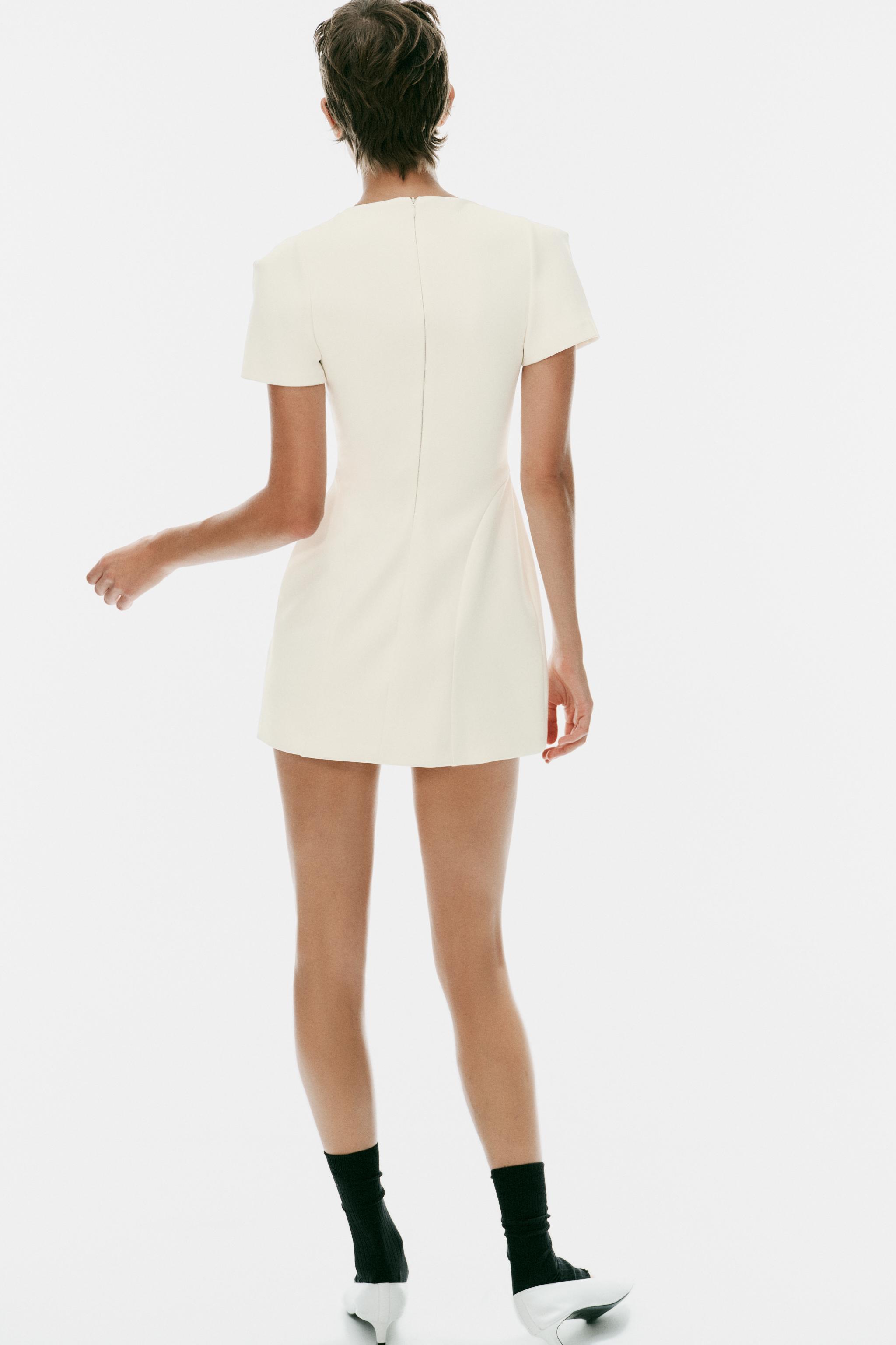 ROBE COURTE À MANCHES PLISSÉES